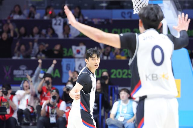 21일 고양소노아레나에서 열린 2025 국제농구연맹(FIBA) 아시아컵 예선 3차전 한국과 인도네시아의 경기에서 한국 유기상(LG)이 3점슛을 성공한 뒤 백코트하고 있다. /연합뉴스
