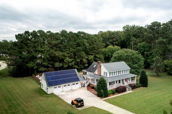 한화큐셀의 주택용 태양광 모듈이 설치된 미국 노스 캐롤라이나주 주택 전경 / 한화큐셀