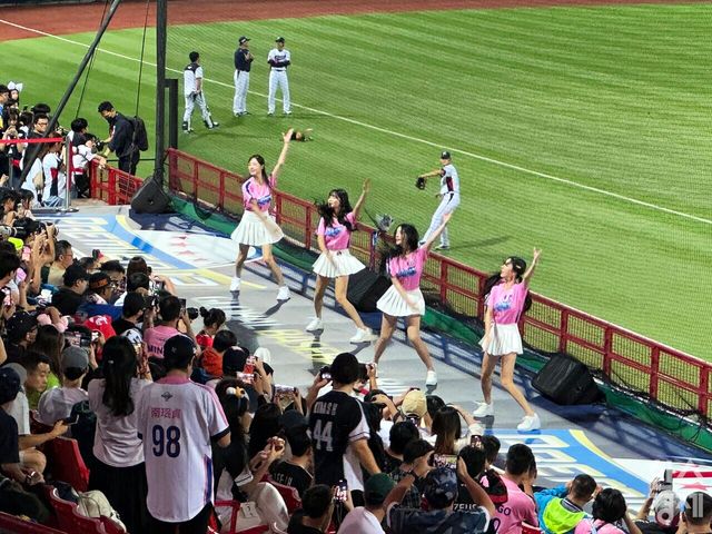한국 치어리더들이 타이베이 톈무 구장에서 열린 한국-도미니카공화국의 2024 세계야구소프트볼연맹(WBSC) 프리미어12 B조 조별리그 4차전에서 응원전을 펼치고 있다. /강상헌 기자