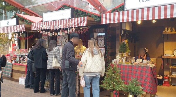 입구 가까이에 위치한 크리마스 상점 / 이현령 기자