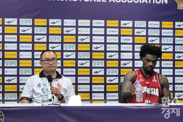 조하니스 위나르 인도네시아 농구 대표팀 감독(왼쪽)과 앤토니 빈 주니어. /류정호 기자