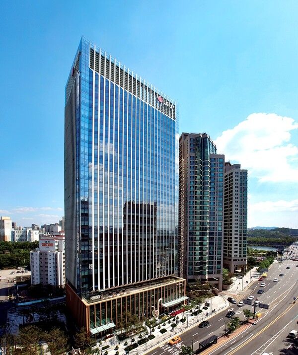 LG유플러스가 21일에는 홍범식 사장을 새 CEO로 선임하고 22일 인공지능 전환(AX)을 위한 밸류업 플랜을 공시하는 등 SK텔레콤과 KT를 맹추격한다. / LG유플러스