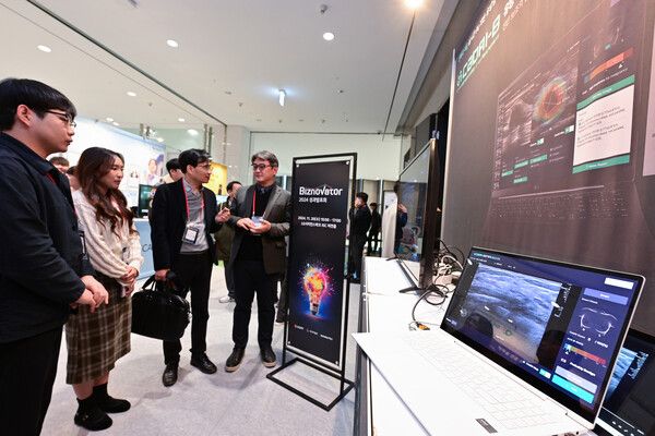 LG전자는 20일 서울 마곡 LG사이언스파크에서 B2B사업에 특화된 스타트업을 발굴·협업하는 '비즈노베이터 2024'의 성과발표회를 열었다. LG전자 관계자들이 초음파 영상을 AI로 분석하는 '빔웍스' 기술을 살펴보고 있다./사진=LG전자