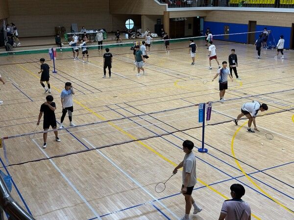 전국 대학 배드민턴 선수들이 강진 제2실내체육관에서 경기에 앞서 연습을 하고 있다. /강진군 제공