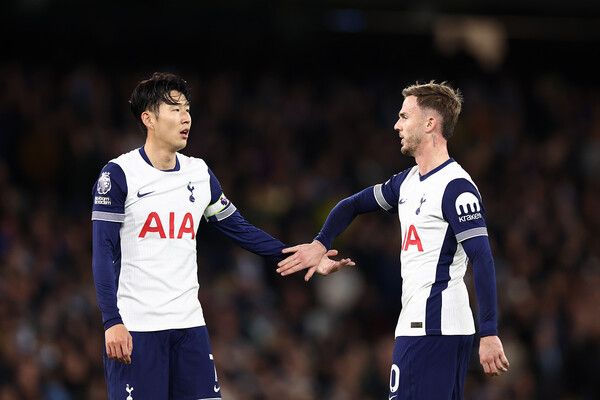토트넘 홋스퍼의 손흥민(왼쪽). /구단 페이스북