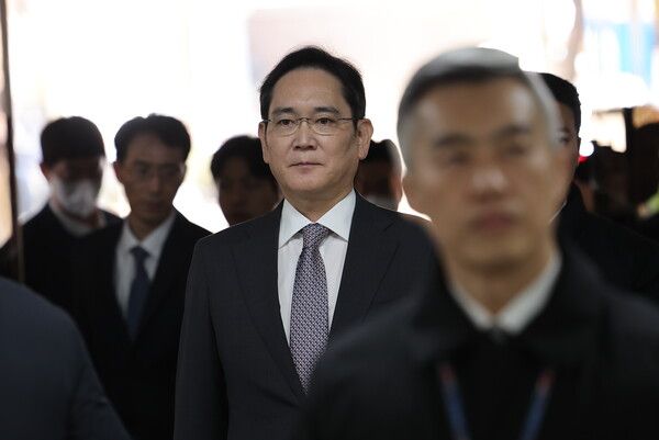 이재용 삼성전자 회장이 25일 오후 서울 서초구 서울중앙지방법원에서 삼성 부당 합병 혐의 관련 2심 공판에 출석하고 있다./사진=연합뉴스