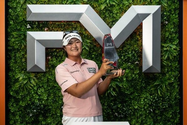 유해란이 LPGA 투어 FM 챔피언십 우승 트로피를 든 채 포즈를 취하고 있다. /LPGA 페이스북
