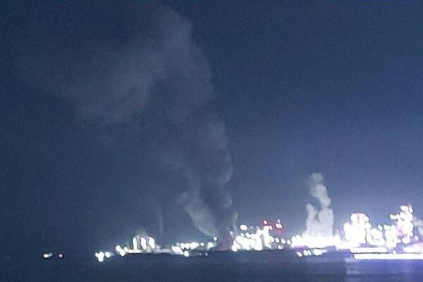 &nbsp;24일 오후 11시 18분께 경북 포항시 남구 제철동 포스코 포항제철소 3파이넥스공장에서 화재가 발생해 검은 연기가 피어오르고 있다. 이 곳에서는 앞서 지난 10일 새벽에도 큰 폭발음과 함께 화재가 발생했었다./사진=연합뉴스(독자제공)