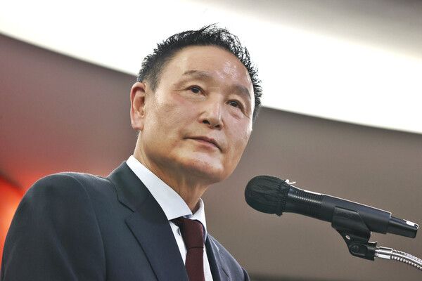 허정무 전 국가대표팀 감독이 25일 오후 서울 송파구 올림픽파크텔에서 열린 대한축구협회장 선거 출마 기자회견에서 취재진의 질문을 듣고 있다. /연합뉴스