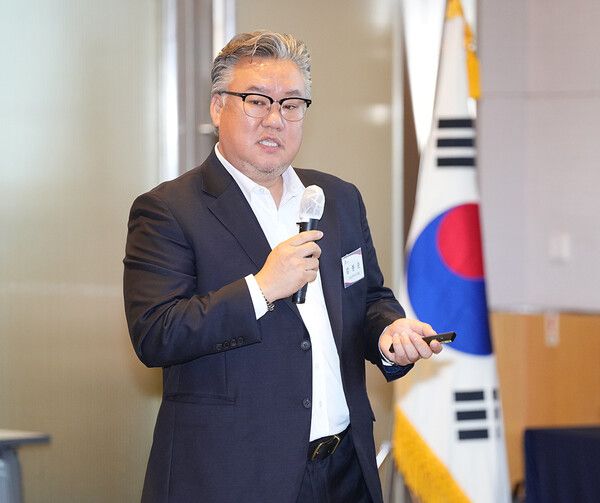 김봉준 스포츠투아이 대표가 2024 K-스포노믹스포럼에서 'AI스포츠 현재와 미래'를 주제로 강연하고 있다./최대성 기자