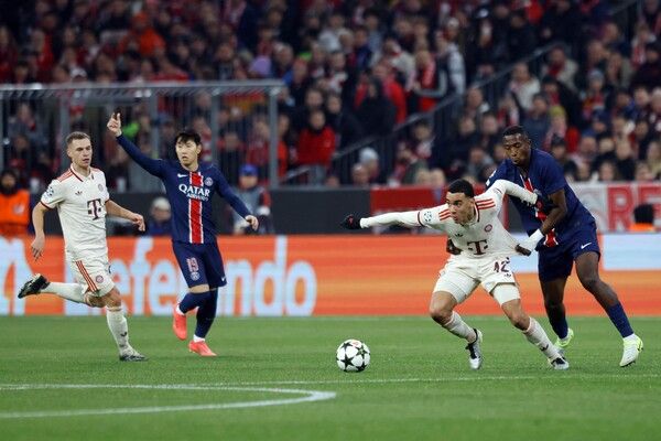 프랑스 리그1 파리 생제르맹 이강인(왼쪽). /연합뉴스