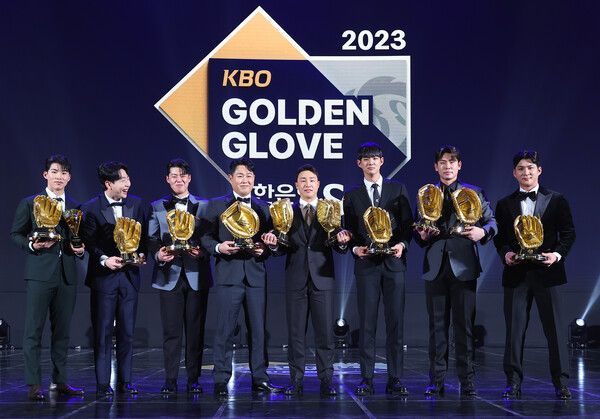 11일 오후 서울 강남구 코엑스 오디토리움에서 열린 2023 한국프로야구 KBO 골든글러브 시상식에서 수상자들이 기념촬영을 하고 있다. /연합뉴스