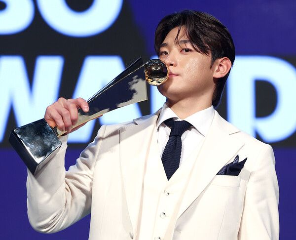 26일 오후 서울 송파구 롯데호텔 월드에서 열린 2024 신한 SOL뱅크 KBO 시상식에서 정규시즌 최우수선수(MVP)로 선정된 KIA 김도영이 트로피와 함께 기념촬영을 하고 있다. /연합뉴스