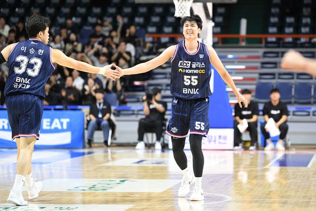  27일 부산사직체육관에서 열린 울산 현대모비스와 홈 경기에서 허웅의 결승 3점 슛으로 84-81로 승리한 부산 KCC. /KBL 제공