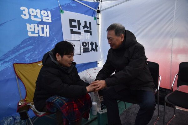 강태선 회장, 7일째 단식중인 박창범 전 우슈협회 회장 위로 방문해 “체육계 변화와 혁신을 위한 희생 공감하며 적극 지지”. /강태선 회장 측 제공