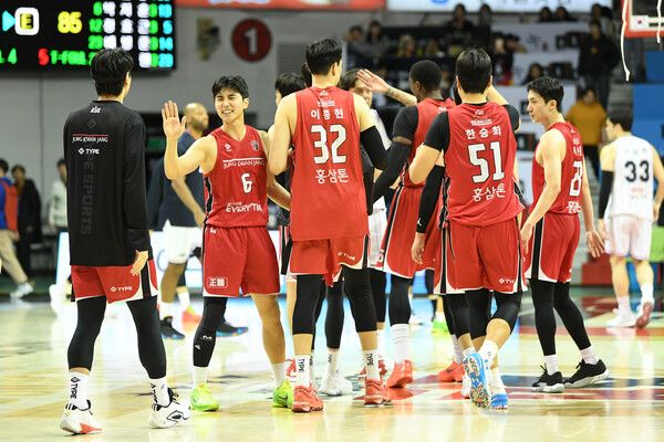 SK는 29일 서울 잠실학생체육관에서 열린 2024-2025 KCC 프로농구 정규리그 홈 경기에서 한국가스공사를 69-67로 꺾었다. /KBL 제공