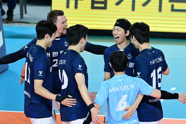 대한항공은 29일 대전 충무체육관에서 열린 도드람 2024-2025 V리그 남자부 원정 경기에서 삼성화재에 3-2 역전승을 거뒀다. /KOVO제공