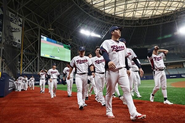 2024 세계야구소프트볼협회(WBSC) 프리미어12에 출전하는 한국 야구대표팀이 3일 오후 서울 고척스카이돔에서 열린 훈련에서 이동하고 있다. /연합뉴스