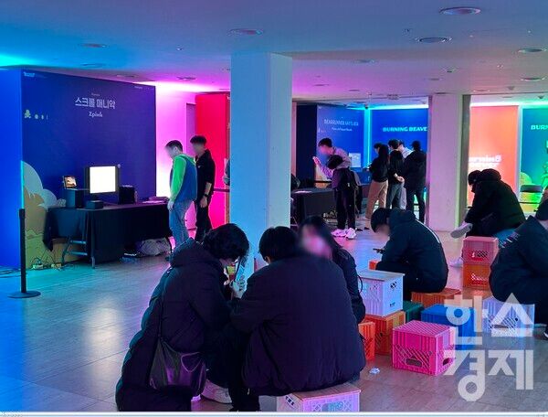 OOI와의 협업으로 진행되는 '게임 밖의 게임' 전시전 현장./ 김정연 기자