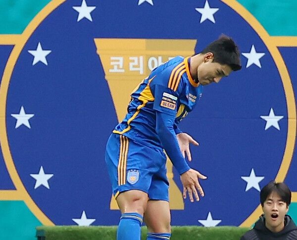 30일 오후 서울월드컵경기장에서 열린 2024 하나은행 코리아컵 포항 스틸러스와 울산HD의 결승전. 울산 주민규가 이청용의 크로스를 헤더슛으로 선취골을 넣은 뒤 기뻐하고 있다. /연합뉴스