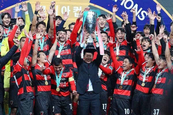 30일 오후 서울월드컵경기장에서 열린 2024 하나은행 코리아컵 포항 스틸러스와 울산HD의 결승전에서 3-1로 승리를 거두며 우승을 차지한 포항 선수들이 우승 세리머니를 하고 있다. /연합뉴스