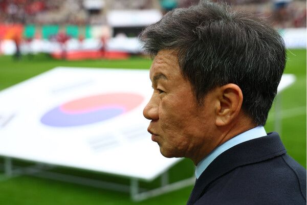 정몽규 대한축구협회장이 30일 오후 서울월드컵경기장에서 열린 2024 하나은행 코리아컵 포항 스틸러스와 울산HD의 결승전을 찾아 선수들의 입장을 기다리고 있다. /연합뉴스