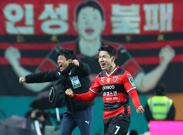 30일 오후 서울월드컵경기장에서 열린 2024 하나은행 코리아컵 포항 스틸러스와 울산HD의 결승전. 연장 후반 포항 김인성(7번)이 헤더로 역전골을 성공시킨 뒤 환호하고 있다. /연합뉴스