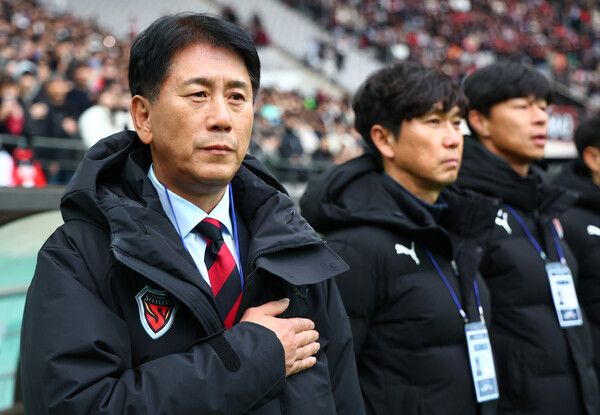 30일 오후 서울월드컵경기장에서 열린 2024 하나은행 코리아컵 포항 스틸러스와 울산HD의 결승전. 포항 박태하 감독이 경기에 앞서 국민의례를 하고 있다. /연합뉴스