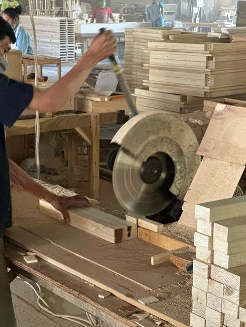 원목 선택·디자인·안전성 테스트·수입 및 판매·A/S까지 모든 과정을 직접 관리. / 헤즈로 제공