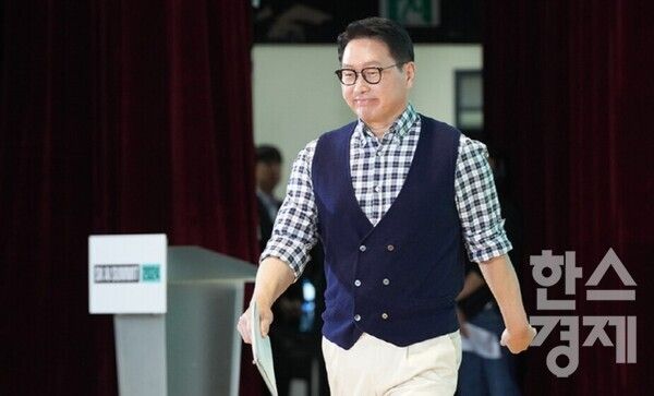 최태원 SK그룹 회장이 4일 오전 서울 강남구 코엑스에서 열린 SK AI 서밋 2024에서 기조연설을 위해 입장하고 있다. /최대성 기자 dpdaesung@sporbiz.co.kr 2024.11.04.