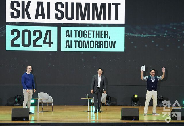 그렉 브로크만 오픈AI 회장(왼쪽부터), 이준표&nbsp;SBVA(전 소프트뱅크벤쳐스) 대표,&nbsp;최태원 SK그룹 회장이&nbsp;4일 오전 서울 강남구 코엑스에서 열린 SK AI 서밋 2024에서 인사하고 있다. /최대성 기자 dpdaesung@sporbiz.co.kr 2024.11.04.