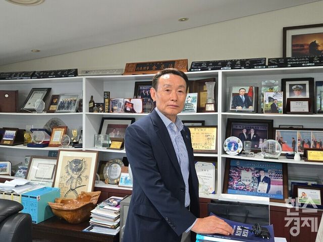 김양옥 회장이 1일 자신이 운영하는 제주 타미우스CC 클럽하우스에서 본지와 인터뷰 후 카메라를 바라보고 있다. /박종민 기자