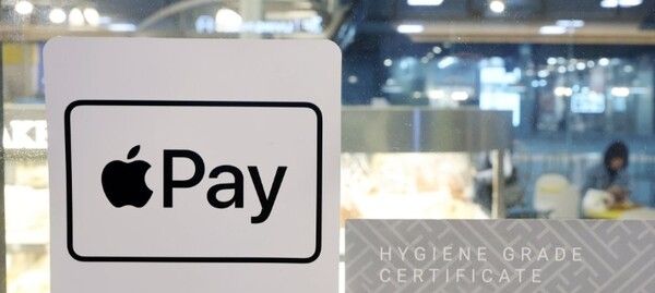 한 가맹점에 부착된 애플페이 결제가능 표시. / 연합뉴스