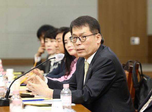 IBK기업은행은 현장 중심 경영의 일환으로 5일 대구상공회의소에서 대구·경북 소재 중소기업 대표 26명을 초청해 중소기업 현장간담회를 개최했다고 밝혔다. /IBK기업은행 제공