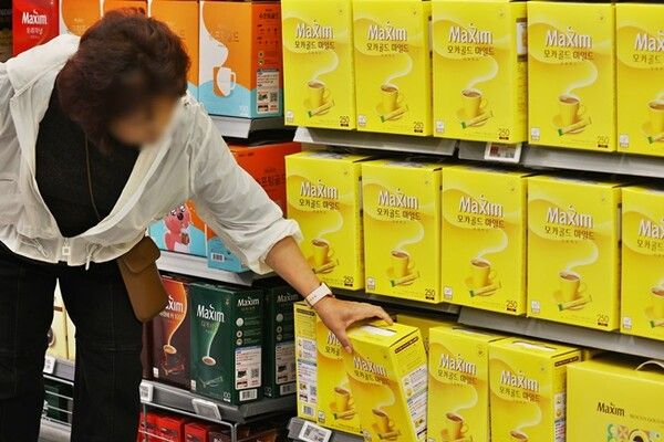 지난 1일 서울 한 대형마트에서 시민이 동서식품 제품을 살펴보고 있다./연합뉴스.