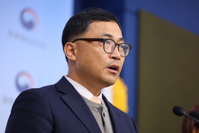 문화체육관광부 최현준 감사관이 5일 오후 정부서울청사 별관에서 대한축구협회 특정감사 결과 최종 브리핑을 하고 있다. /연합뉴스