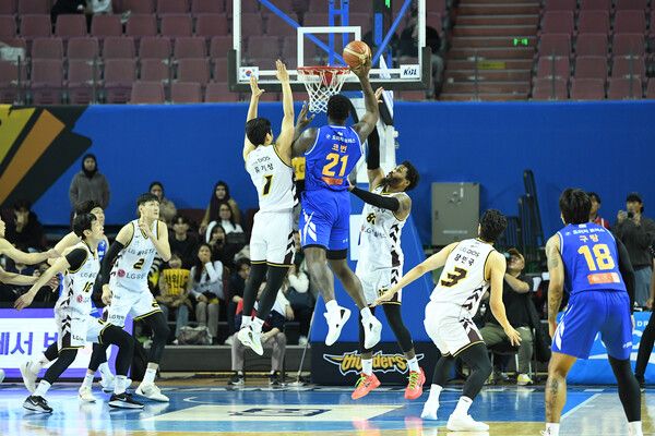 프로농구 서울 삼성 썬더스 코피 코번(오른쪽). /KBL 제공