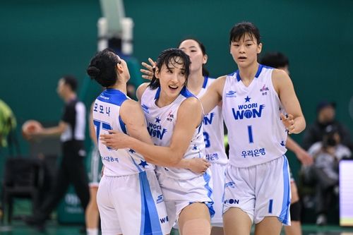 우리은행 선수들이 기뻐하고 있다. /WKBL 제공