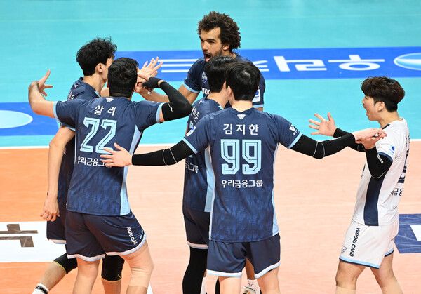 우리카드 선수들이 기뻐하고 있다. /KOVO 제공