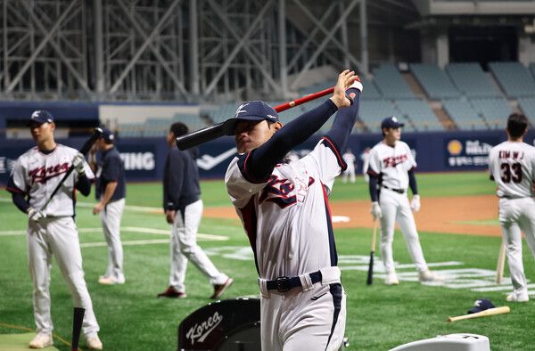 2024 세계야구소프트볼협회(WBSC) 프리미어12에 출전하는 한국 야구대표 김도영이 3일 오후 서울 고척스카이돔에서 열린 훈련에 집중하고 있다. /연합뉴스