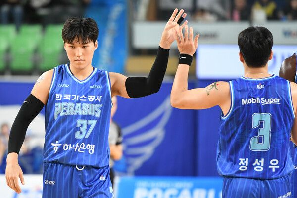 한국가스공사 곽정훈(왼쪽)과 정성우. /KBL 제공