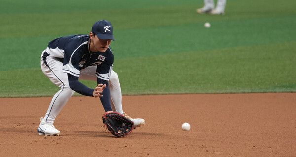 5일 서울 구로구 고척스카이돔에서 2024 세계야구소프트볼협회(WBSC) 프리미어12에 출전하는 한국 야구 대표팀의 김도영이 훈련을 하고 있다. /연합뉴스