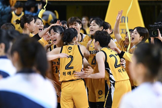 1일 청주체육관에서 열린 하나은행 2024~2025 여자프로농구 정규리그 신한은행과의 경기에서 74-69로 승리한 KB. /WKBL 제공