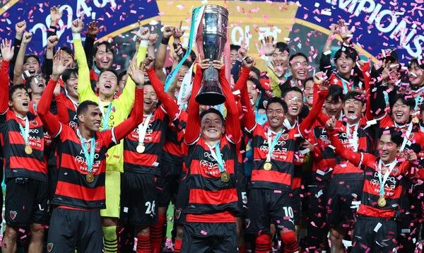 30일 오후 서울월드컵경기장에서 열린 2024 하나은행 코리아컵 포항 스틸러스와 울산HD의 결승전에서 3-1로 승리를 거두며 우승을 차지한 포항 선수들이 우승 세리머니를 하고 있다. /연합뉴스