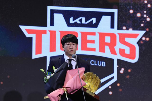 1일 서울 용산구 그랜드 하얏트 호텔에서 한국프로야구선수협회가 연 2024 컴투스프로야구 리얼글러브 어워드에서 선발 투수 부문 수상자 KIA 양현종이 소감을 밝히고 있다. /연합뉴스