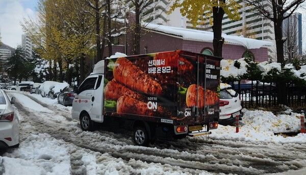 지난 28일 경기도 한 아파트 단지 내로 들어선 택배차량이 전날 폭설로 인해 쌓인 눈으로 움직이지 못하고 있다. / 사진=이수민 기자