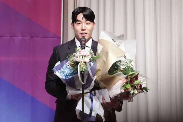 삼성 라이온즈 원태인이 10일 오전 서울 강남구 리베라호텔에서 열린 '2024 뉴트리디데이 일구상 시상식'에서 최고 투수상 수상 소감을 말하고 있다. /연합뉴스