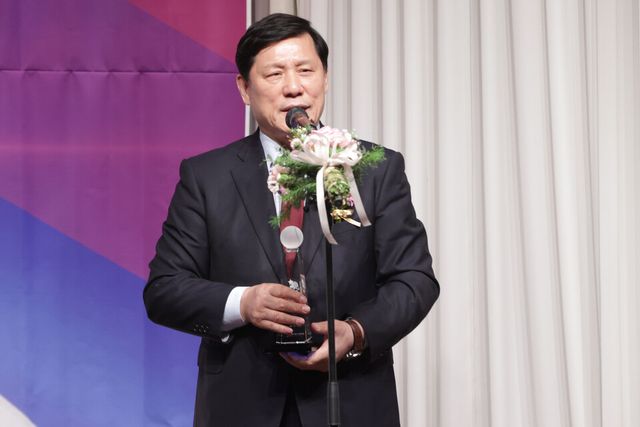 허구연 KBO 총재가 10일 오후 서울 강남구 리베라호텔에서 열린 '2024 뉴트리디데이 일구상 시상식'에서 일구대상 수상 소감을 말하고 있다. /연합뉴스