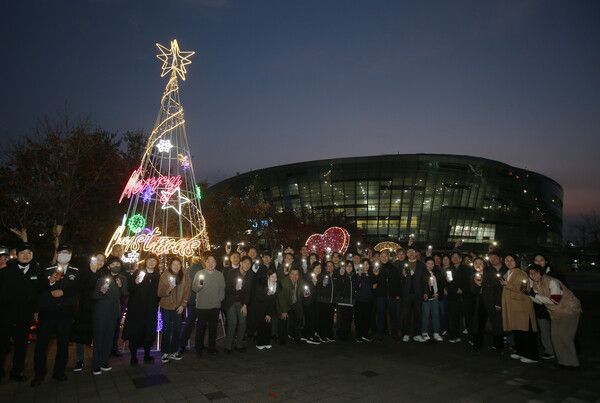 경륜경정총괄본부 임직원들이 광명스피돔에 설치된 경관조명에서 기념사진을 촬영하고 있다. /국민체육진흥공단 제공