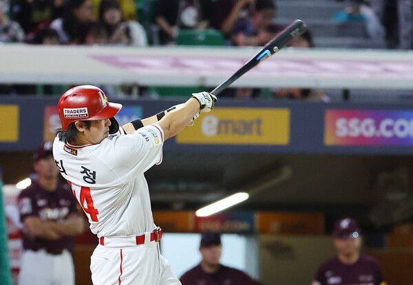 30일 오후 인천 SSG랜더스필드에서 열린 2024 프로야구 KBO리그 키움 히어로즈와 SSG 랜더스의 경기. 3회 말 1사 1루 상황 SSG 최정이 투런 홈런을 치고 있다. /연합뉴스